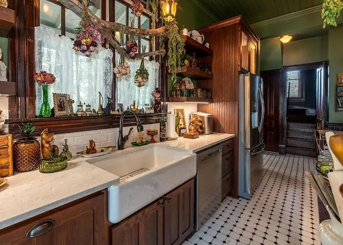 Magical Victorian Near Hiking Wine Trail *