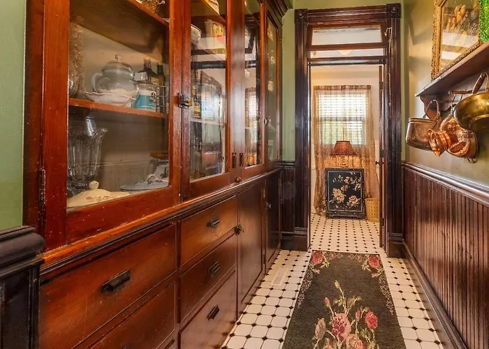 Magical Victorian Near Hiking Wine Trail