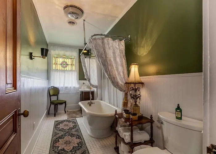 Magical Victorian Near Hiking Wine Trail *